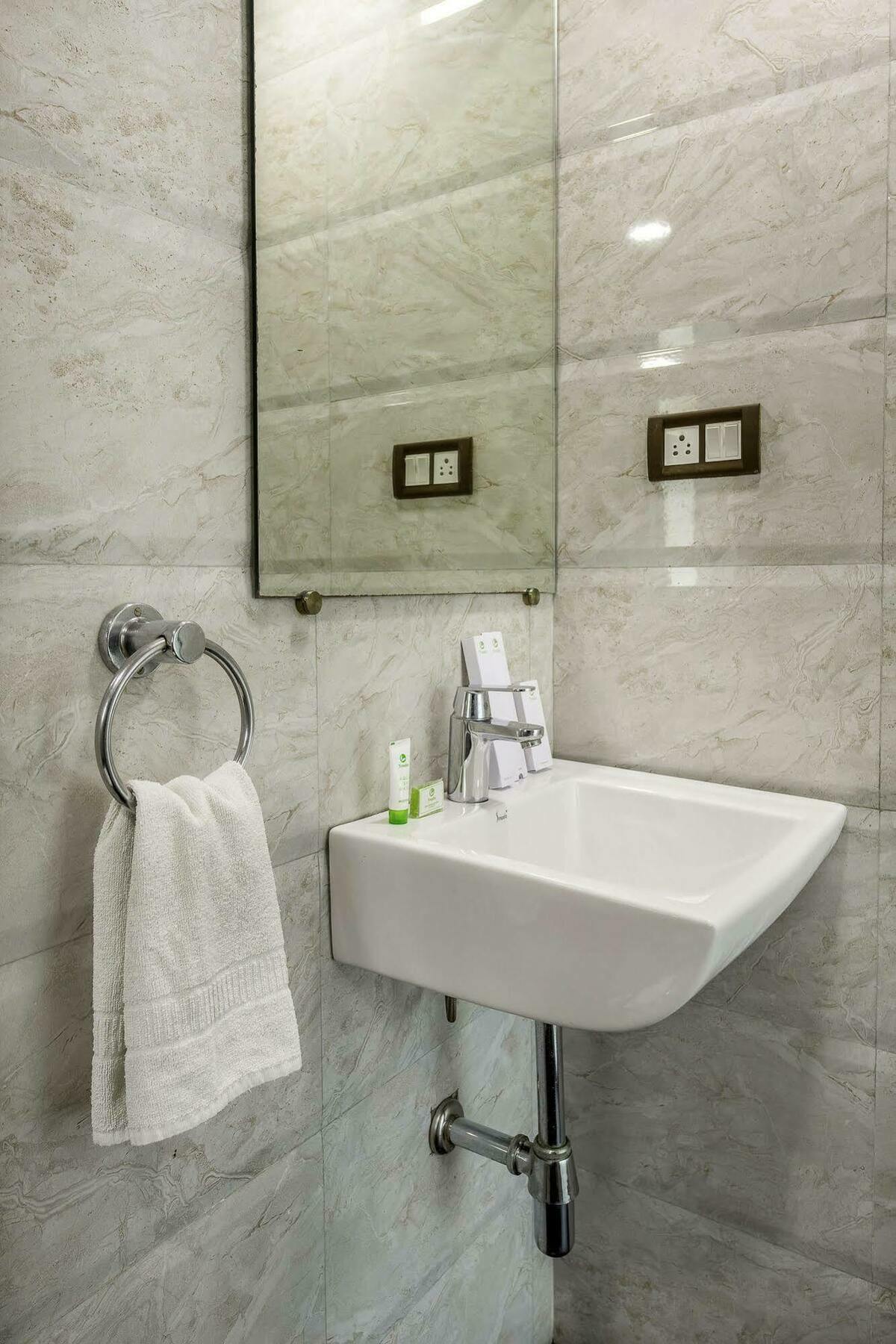 Oyo 16703 Hotel The Platinum 콜카타 외부 사진