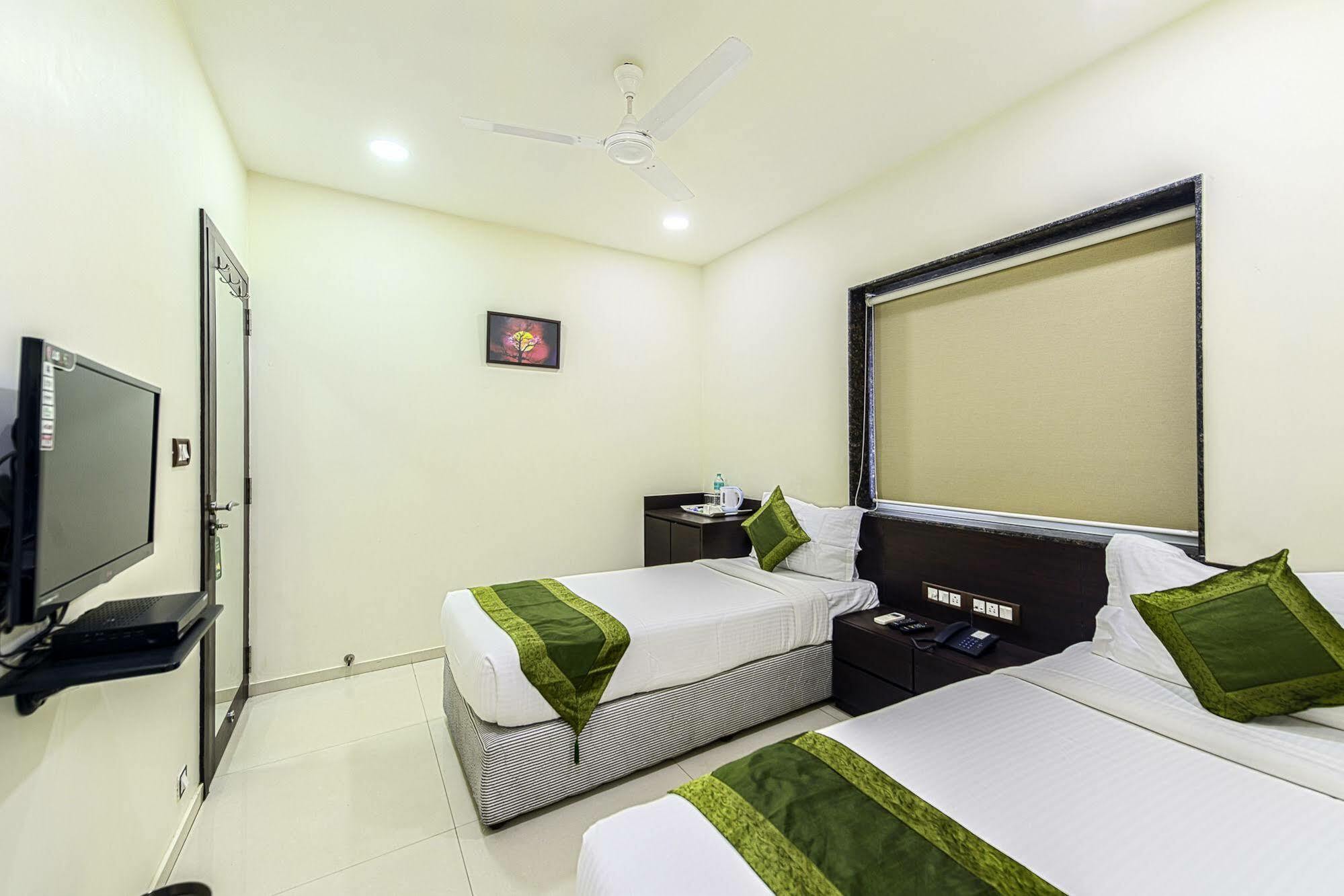 Oyo 16703 Hotel The Platinum 콜카타 외부 사진